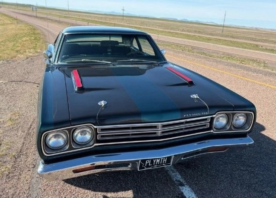 Plymouth Road Runner 1969 года выпуска может похвастаться двойной карбюраторной системой, но это не то, что вы думаете